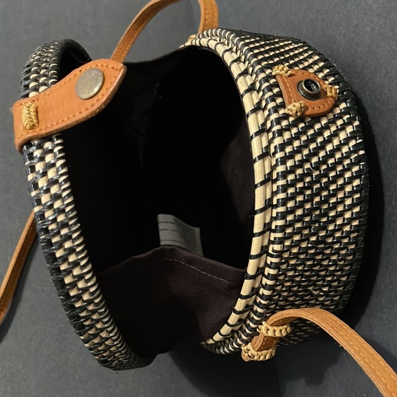 BLACK AND TAN ROUND RATTAN PURSE - Picture 7 of 12